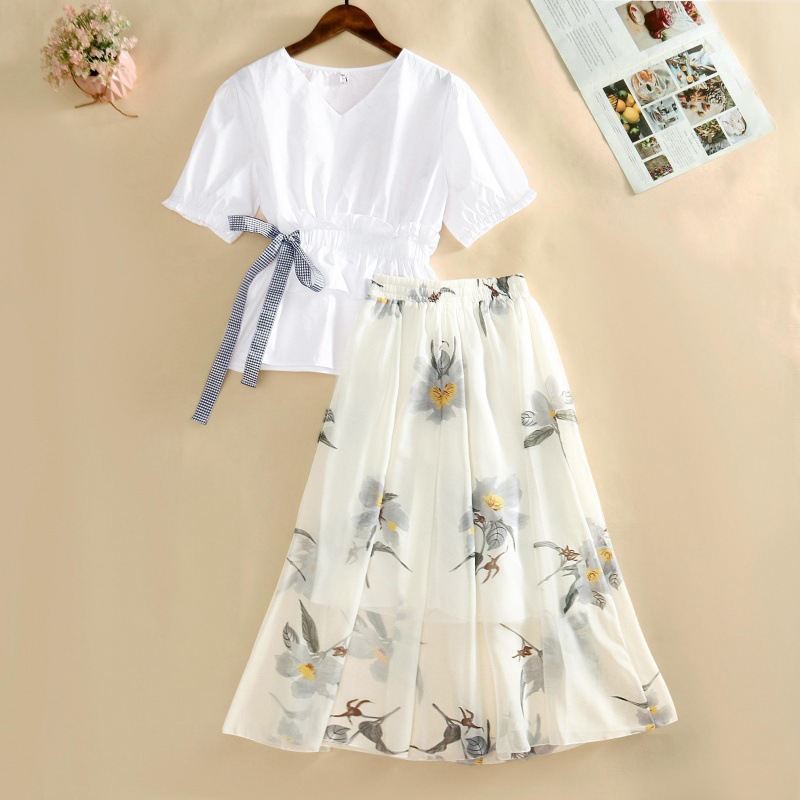 白色/襯衫+米色/半身裙類