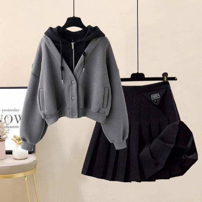 灰色衛衣+黑色百褶裙/套裝