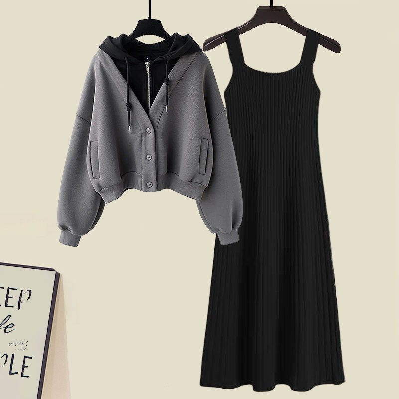 灰色外套+黑色洋裝