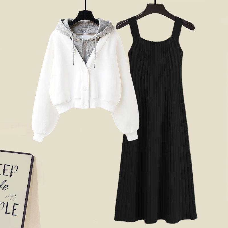 白色外套+黑色洋裝