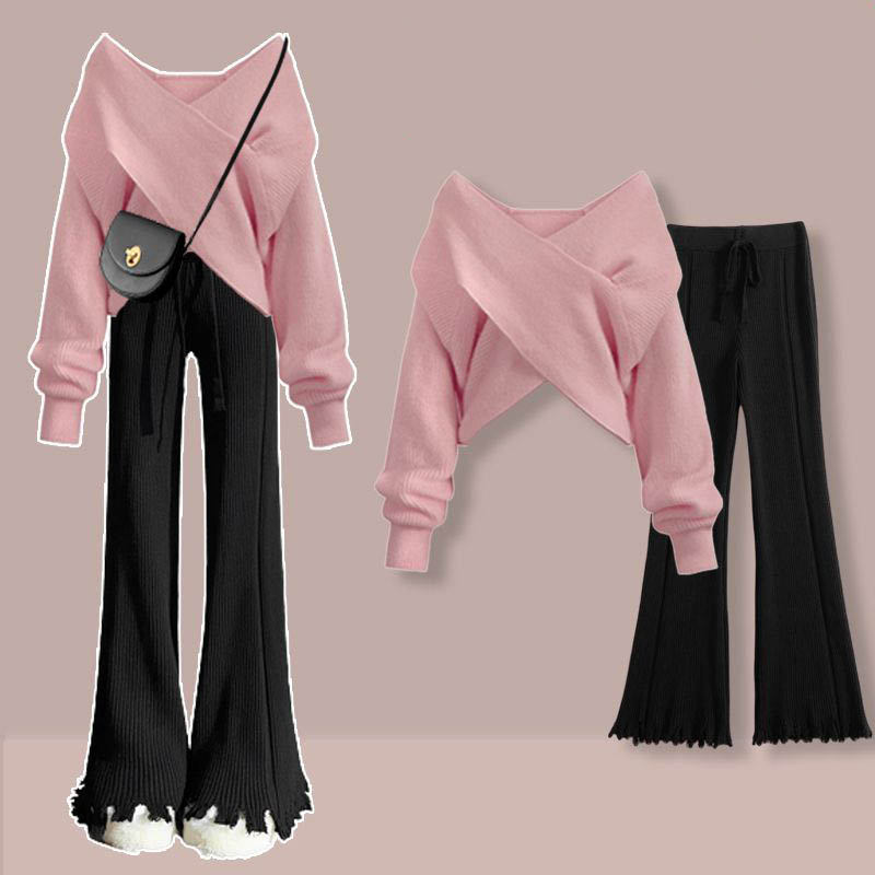 粉色毛衣+黑色褲子