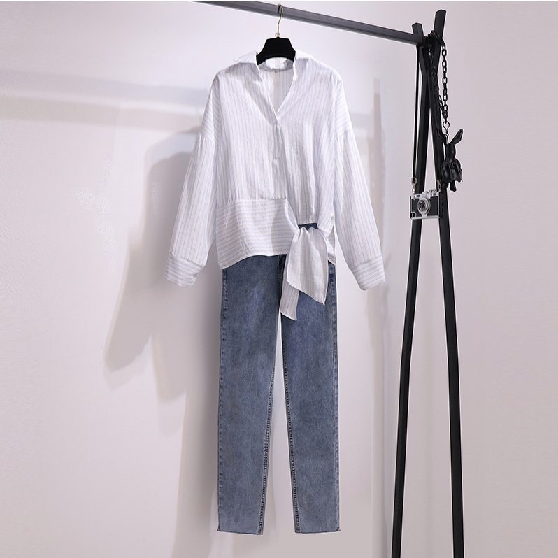 白色襯衫+藍色長褲/套裝