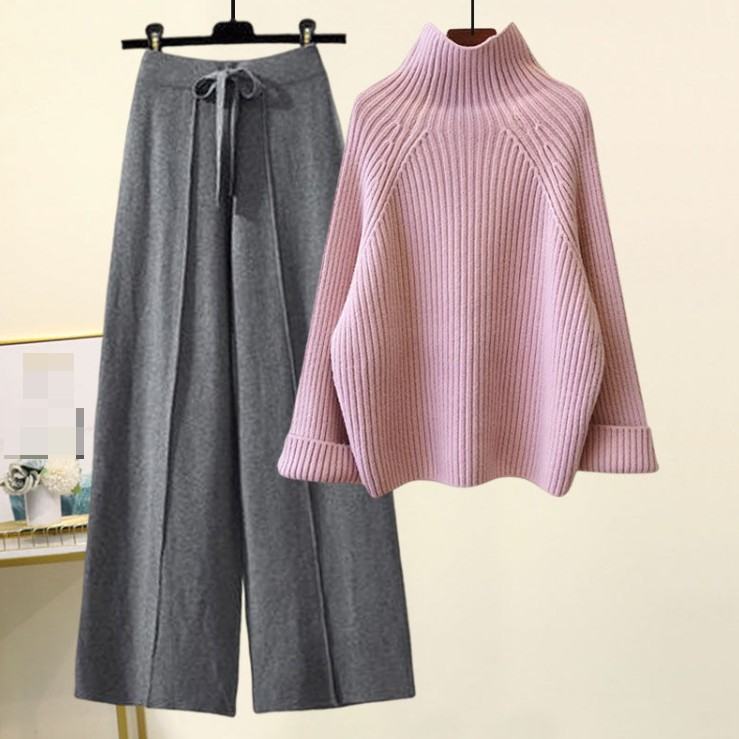 粉色毛衣+灰色褲子